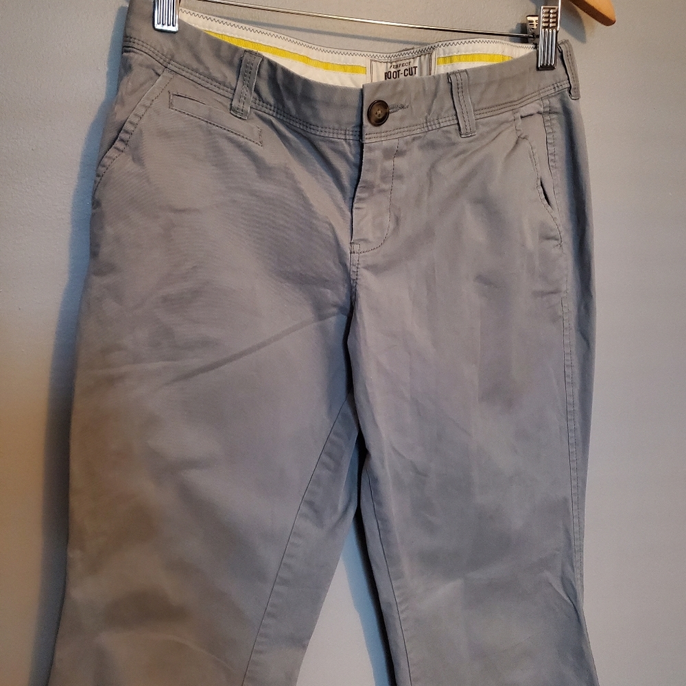 Old Navy Perfect Boot-Cut Grey Khaki Pants LOW-RISE - Short Size 6